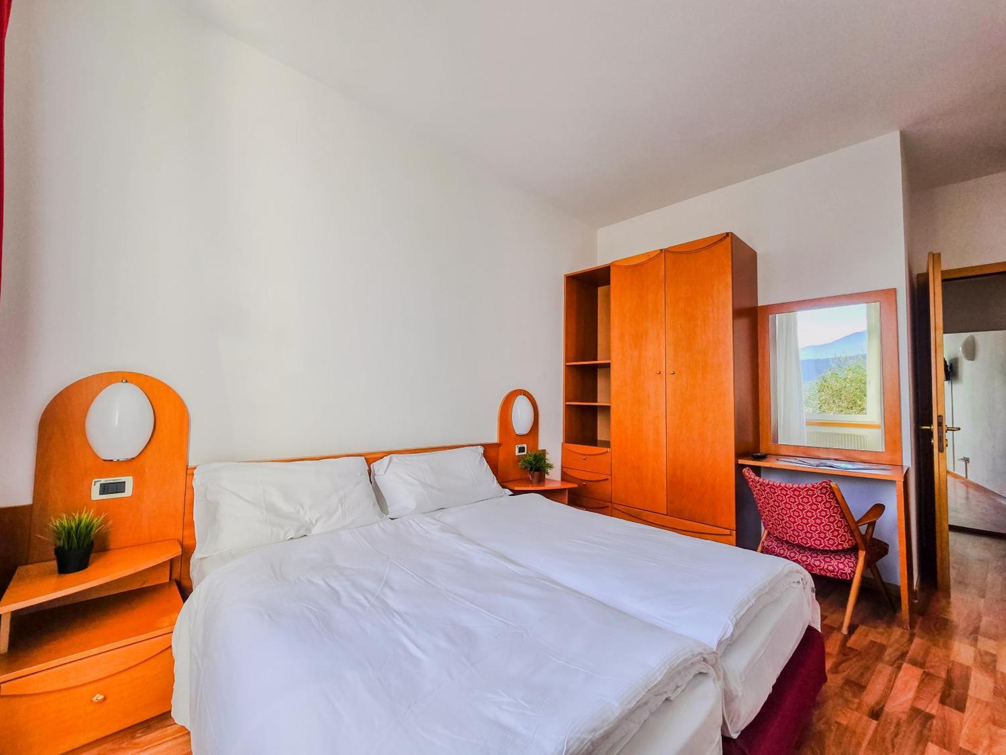 ريفا ديل غاردا Aparthotel Englovacanze المظهر الخارجي الصورة